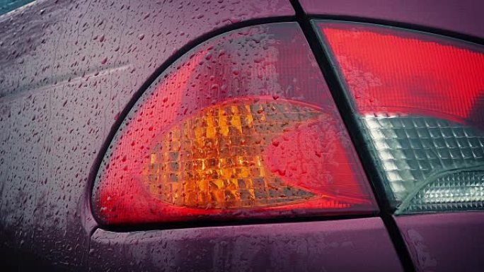 雨中闪烁的汽车背光