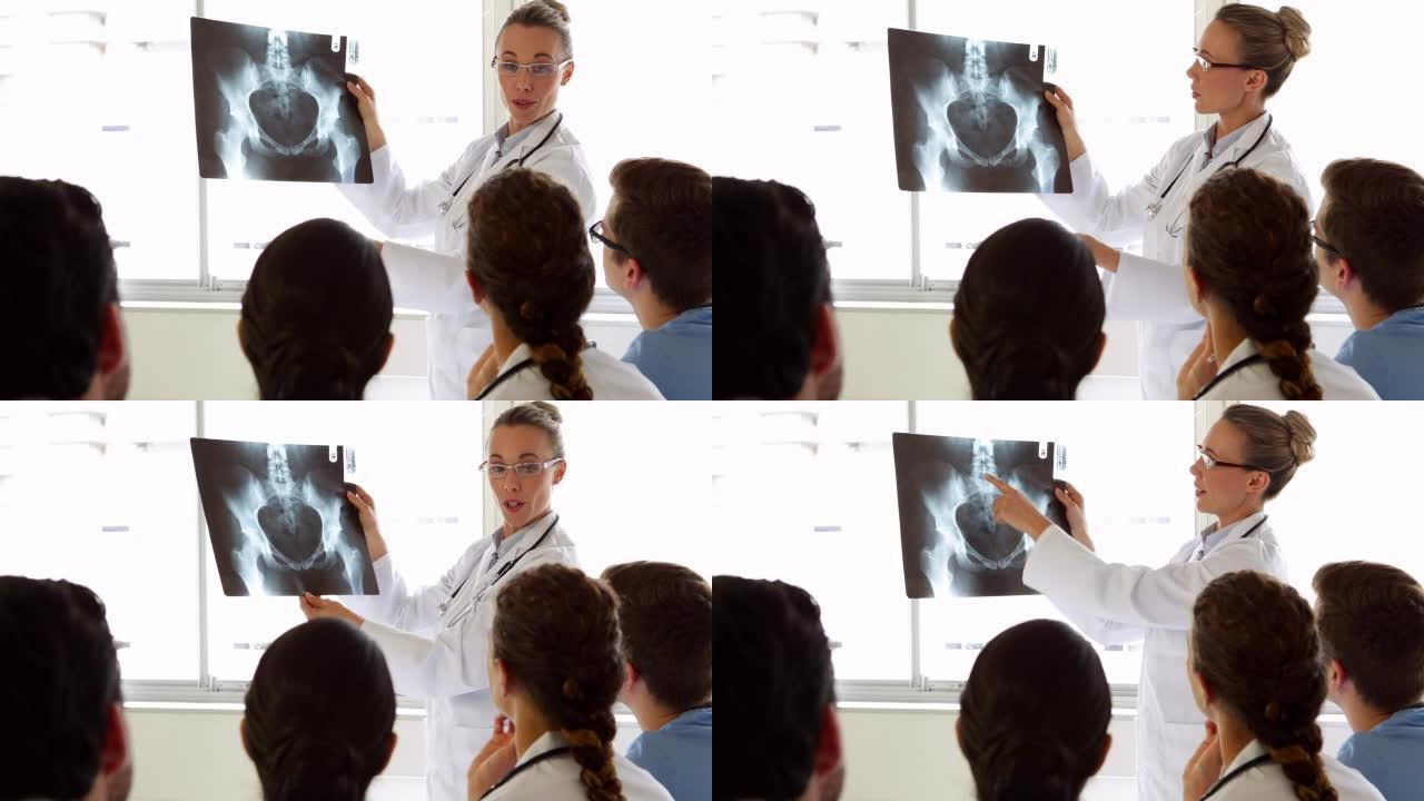 医疗小组听医生解释x射线