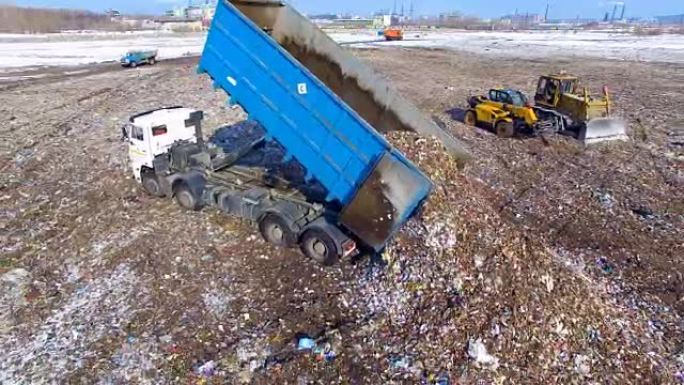 延时。自卸车在废物处理场排放废物。无人机。4K。