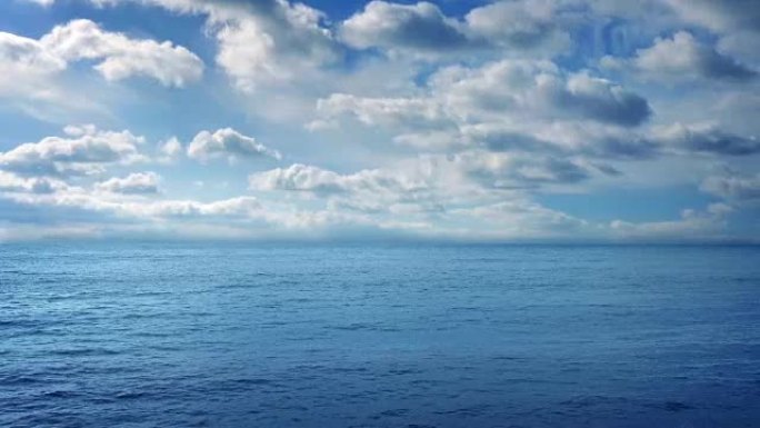 晴天的海洋和蓝天
