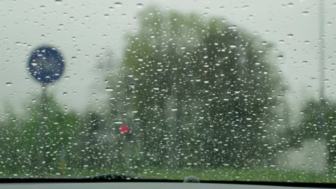 慢动作特写: 雨刷擦拭挡风玻璃上的雨滴