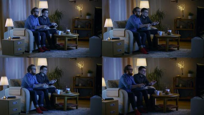 晚上，两个朋友坐在客厅的沙发上玩竞争性视频游戏。他们友好地推挤对方。