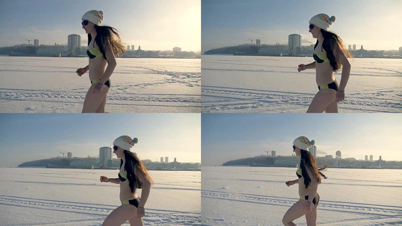 一个女人在冰冻的河上的雪地上奔跑。