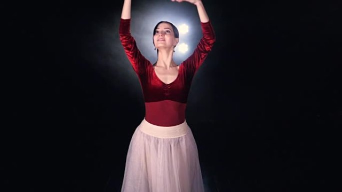 优雅的芭蕾舞演员展示美丽的动作。特写。肖像。高清。