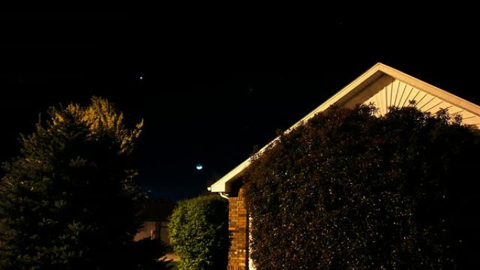 月亮落山，星星在屋顶上移动