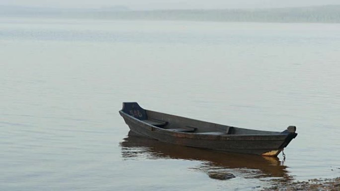 水上的旧小木船。