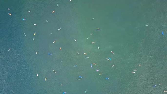 空中冲浪者在巴厘岛一个受欢迎的冲浪点划向拥挤的队伍