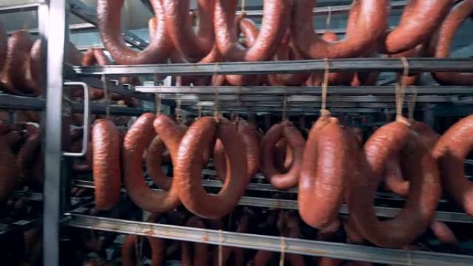 许多种类的香肠都位于肉类储藏室中