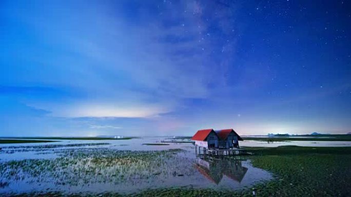 银河系在晚上的两座房子上，泰国塔莱诺伊·博塔隆 (Talenoi Phatthalung)