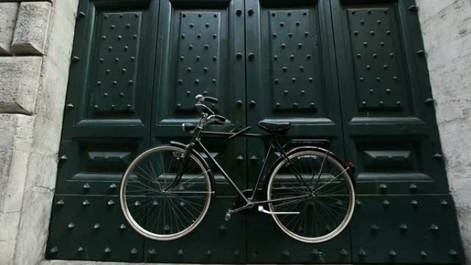 罗马市中心的旧自行车