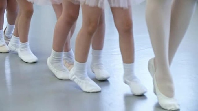脚尖走路的小芭蕾舞演员