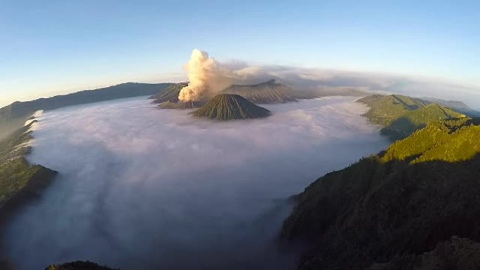 在日出时飞过布罗莫火山，位于印度尼西亚东爪哇的布罗莫腾格里国家公园的布罗莫火山的壮丽景色。