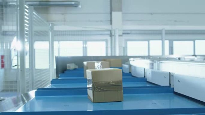 包裹正在邮政分拣办公室的皮带输送机上移动。方框视点。延时。