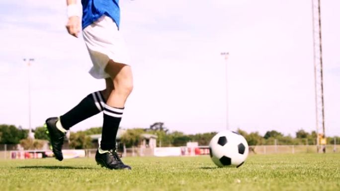 足球运动员控制球控制技术过人