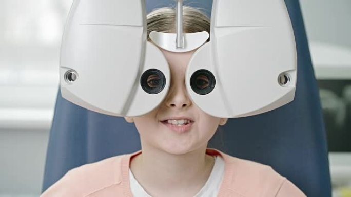 女孩用数字Phoropter测试她的视力