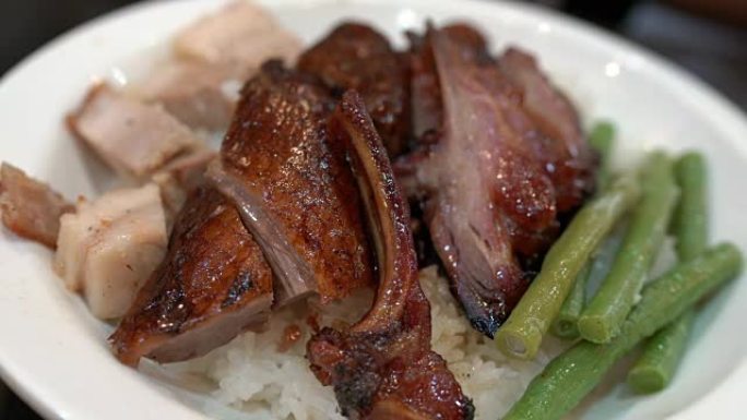 在米饭上供应烤排骨猪肉，亚洲食物