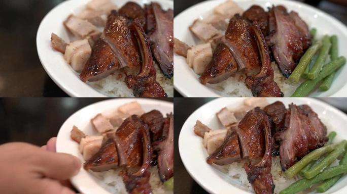 在米饭上供应烤排骨猪肉，亚洲食物