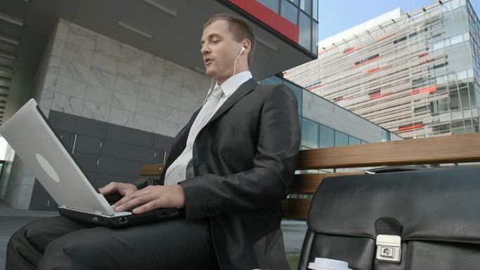 高清多莉: 商人在外面举行视频会议