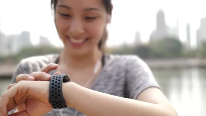 亚洲女性在智能手表上检查脉搏