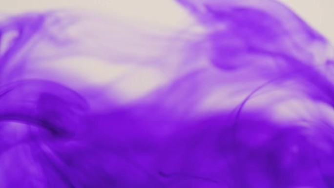 紫色墨滴在水中