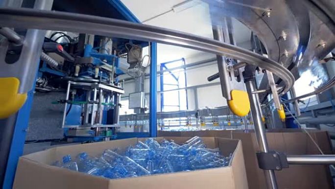 工厂瓶装水生产系统。