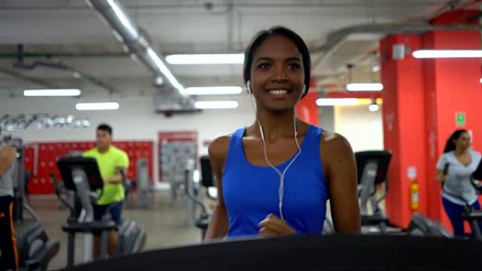黑人拉丁美洲妇女在健身房在跑步机上跑步