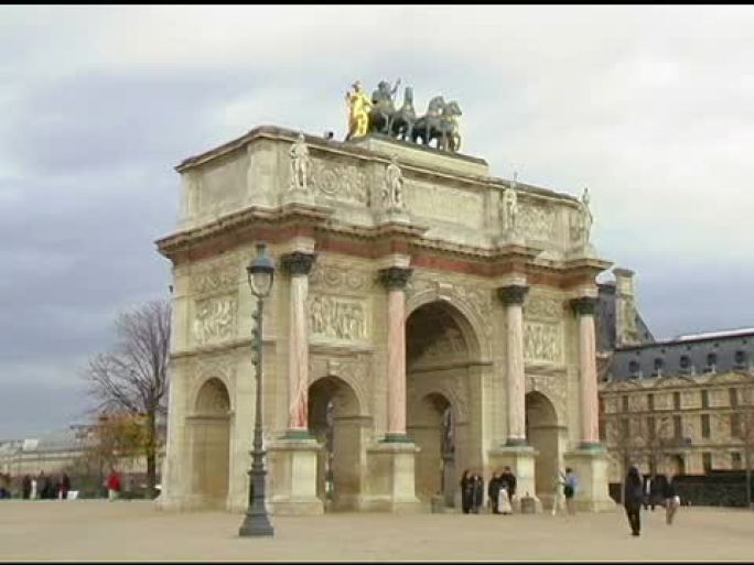 法国巴黎Carrousel凯旋门与行人合影