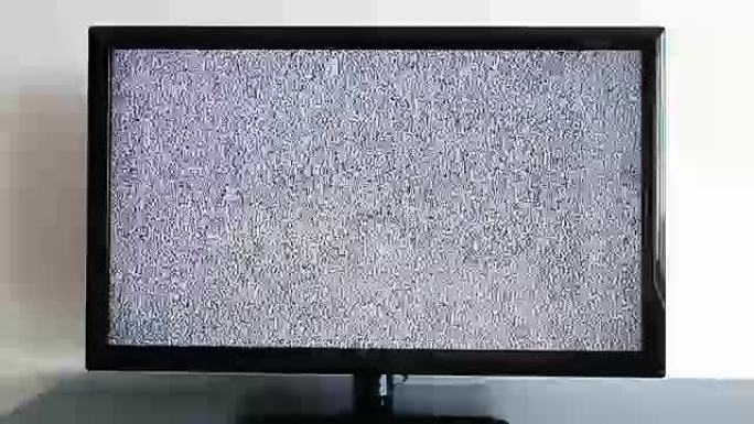 电视屏幕上的噪音。模拟电视静态移动的条。