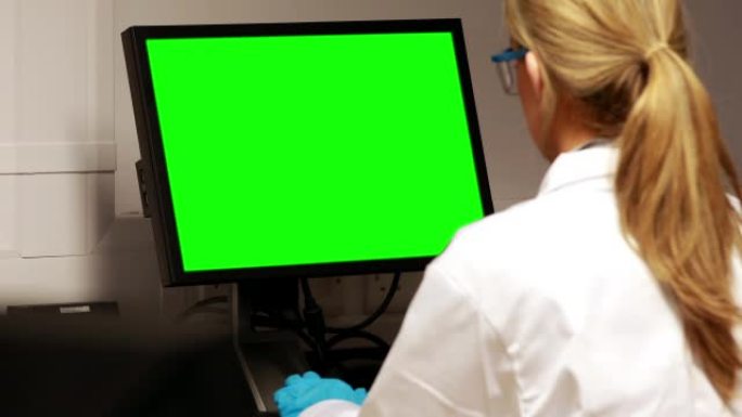 科学家使用带有色度键屏幕的计算机