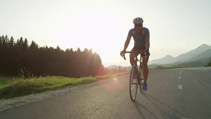 SUN FLARE: 职业公路自行车手在下午穿越乡村。