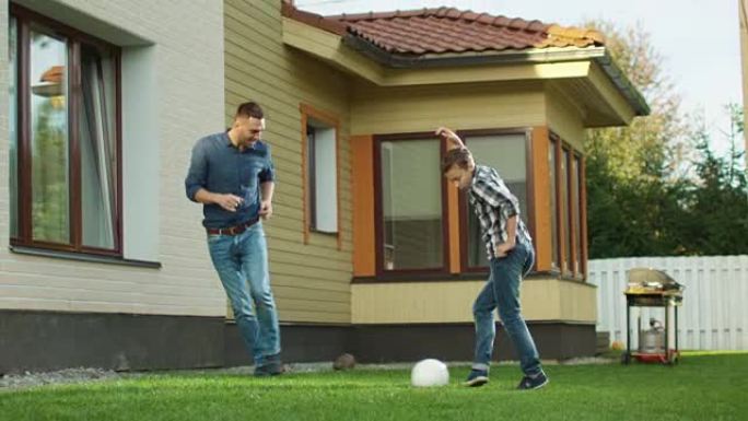 父子俩在后院玩球。