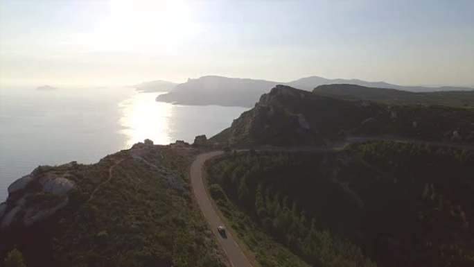 空中: 沿着高高的海洋悬崖顶部的道路行驶