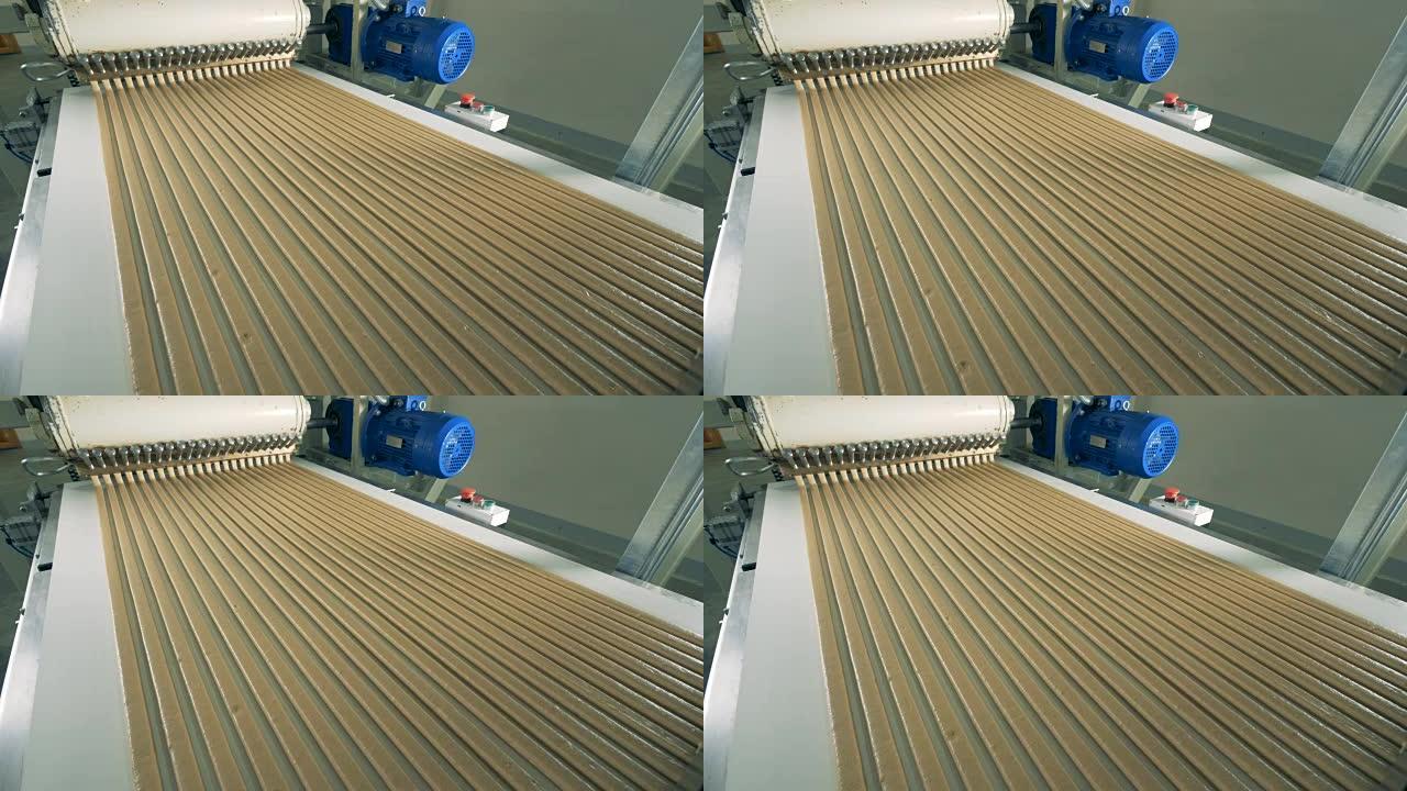 从生产机器出来的直筒糖果线的俯视图