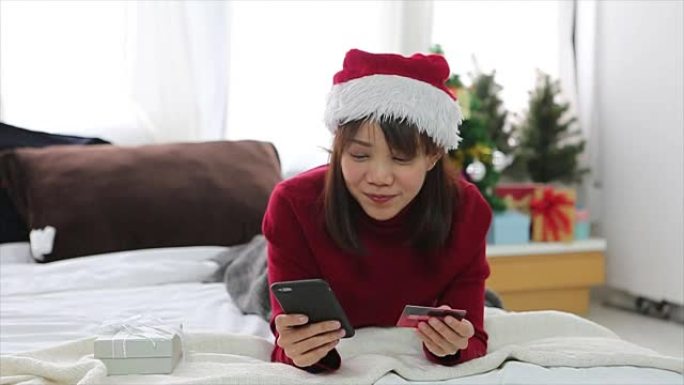 亚洲圣诞女孩使用平板电脑购物