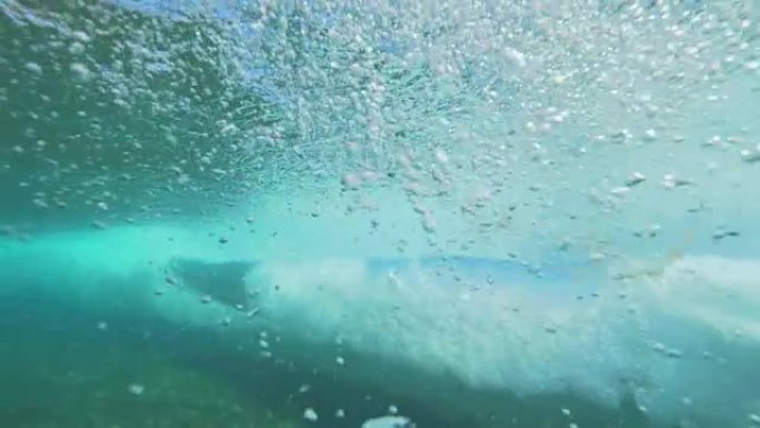 水下慢动作: 玻璃桶波在清澈的海洋中破碎和滚动