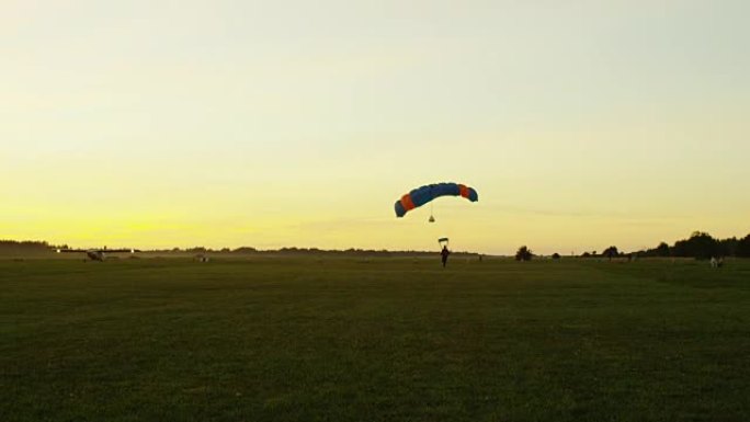 跳伞运动员在日落时降落