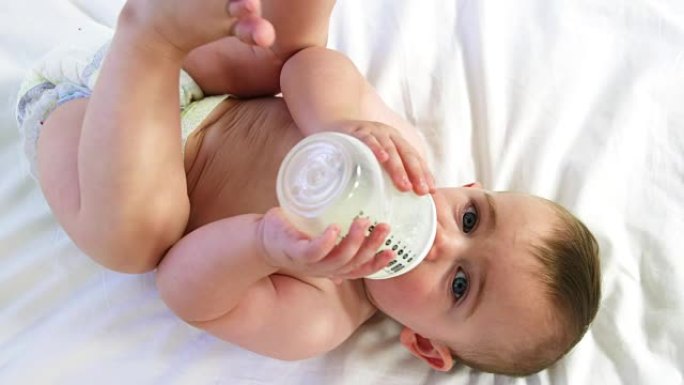 一个婴儿正在喝他的奶瓶