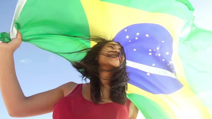 来自巴西的快乐女孩，带着慢动作的巴西国旗