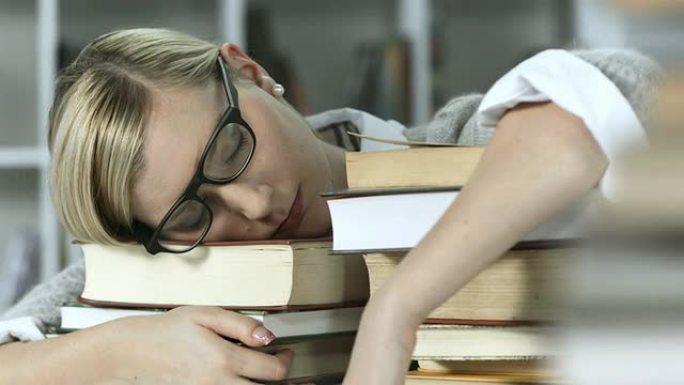 高清多莉: 学生睡在书上