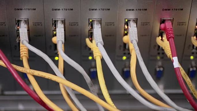 带电缆、连接和灯的超级计算机