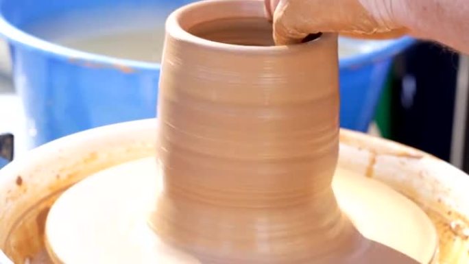 陶工轮子上的粘土造型。