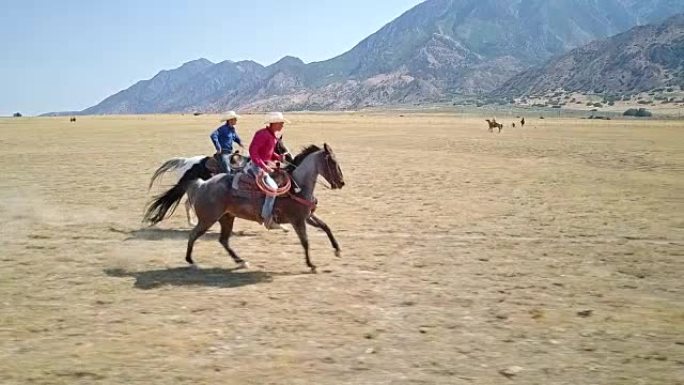 两个牛仔一起骑马的慢动作视频