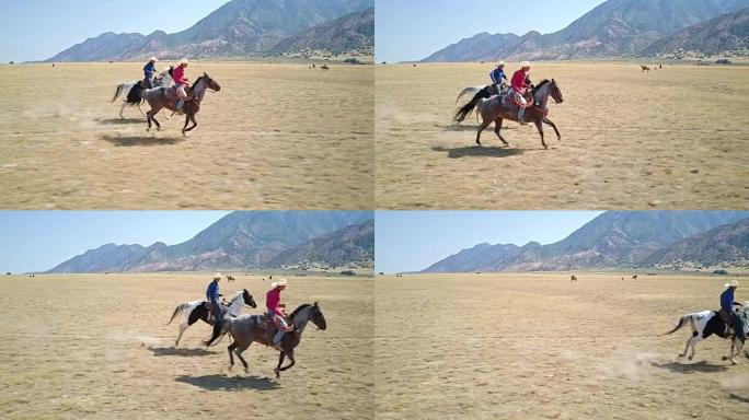 两个牛仔一起骑马的慢动作视频