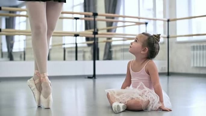 小女孩看老师跳舞