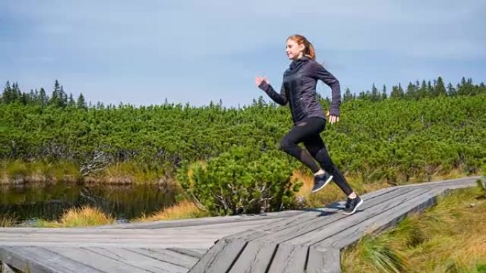 女人在大自然中慢跑