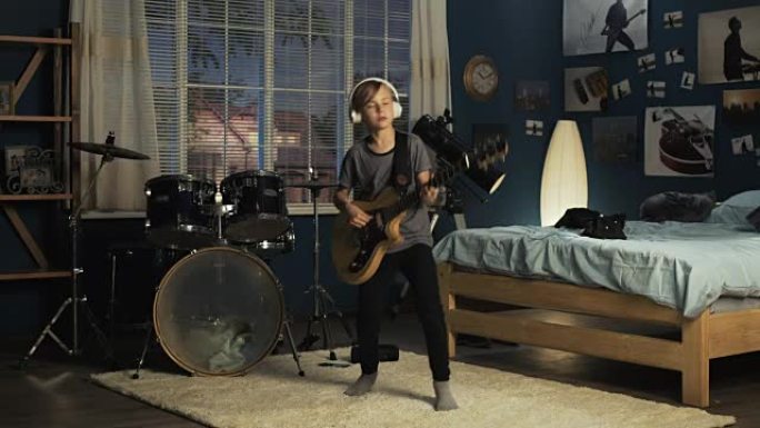 富有表现力的年轻人在卧室弹吉他