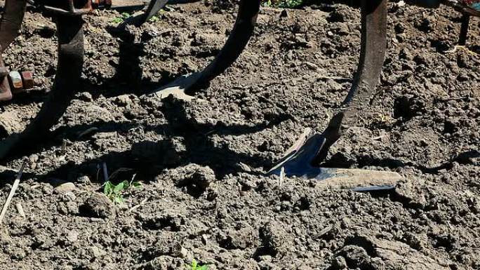 犁削过程。闭合