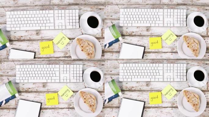 键盘，一杯茶，面包和带有早安的便签