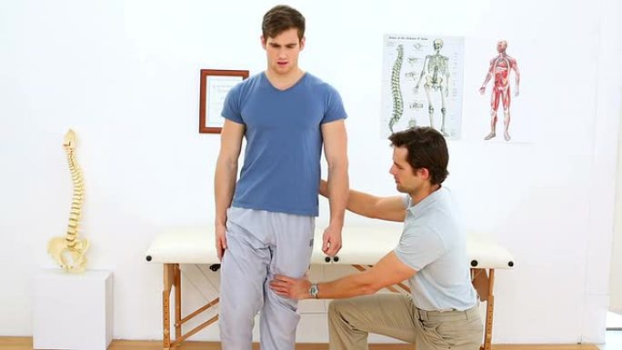 物理治疗师检查受伤患者的膝盖