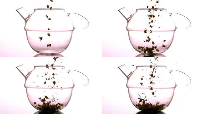 松散的凉茶掉进玻璃茶壶
